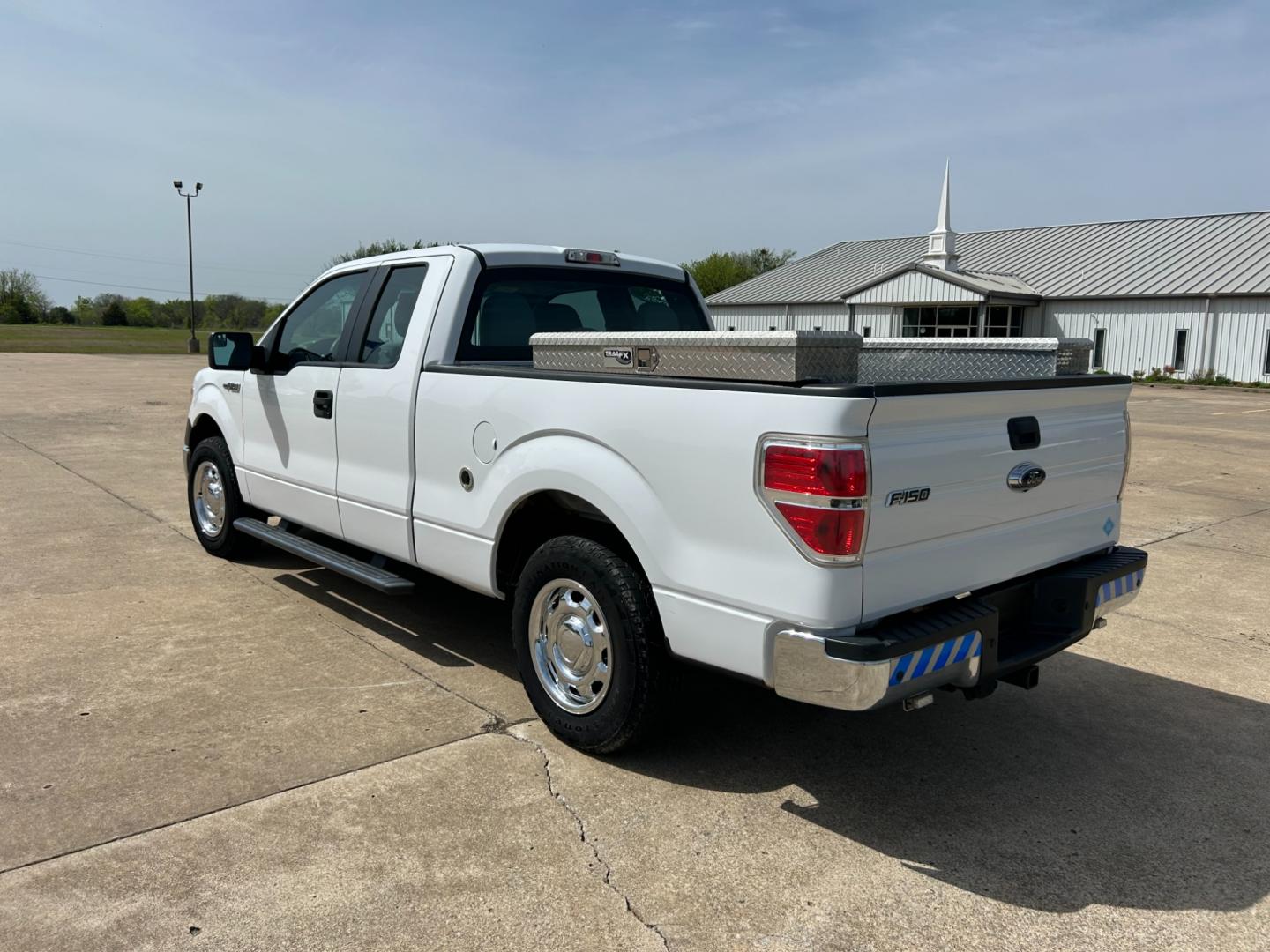2014 White /Gray Ford F-150 XL SuperCab 6.5-ft. Bed 2WD (1FTEX1CM2EK) with an 3.7L V6 DOHC 24V engine, 6-Speed Automatic transmission, located at 17760 Hwy 62, Morris, OK, 74445, (918) 733-4887, 35.609104, -95.877060 - 2014 FORD F-150 XL SUPERCAB 6.5-ft. BED 2WD 3.7L V6 BI-FUEL SYSTEM RUNS ON CNG OR GASOLINE. FEATURES KEYLESS REMOTE ENTRY, POWER LOCKS, POWER WINDOWS, AM/FM STEREO, SIRIUS XM STEREO, CD PLAYER, AUXILLARY PORT, CRUISE CONTROL, TRACTION CONTROL, MULTI-FUNCTIONING STEERING WHEEL CONTROLS, TRAILER HITCH - Photo#6